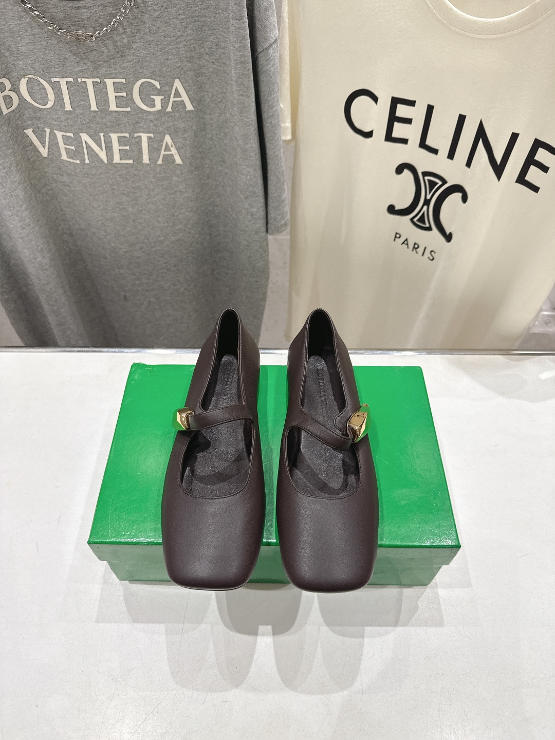 NO:819454,High version Bottega Veneta/BV F065 2026ss new Mary Jane flat shoes loafers, high-definition color matching, BV Rosa comfortable and versatile ballet shoes, flat design, soft and comfortable, built-in feet, as comfortable as clouds, Italian computer stitching machine for upper stitching, fine workmanship. Hot melt glue is used to shape the toe and heel, which is easy to rebound and not deformed. The fabric is made of high-quality lambskin, and the foot padding sheepskin lining is comfortable and high-end.  The outsole is made of Italian genuine leather outsole & injection molded rubber process. Light dyeing process is used to match the standard. The shoe bag is printed with rubber logo process. The market's highest-end code number is 35-42 (40.41.42 is customized and non-refundable). Mary Jane, bottega veneta, bottega veneta, loafers, mary jane, flats, sheepskin, Leather soles19860909高版本 Bottega Veneta/BV F065 2026ss新款玛丽珍平底鞋乐福鞋 高定的配色 BV Rosa 舒适百搭芭蕾舞鞋 平底设计 柔软舒适 内置垫脚 云朵般舒适  鞋面车线选用意大利电脑针车 做工精细.采用热熔胶定型鞋头 后跟 易回弹不变形. 面料选用优质小羊皮 垫脚羊皮内里舒适高端 大底选用意大利真皮大底&注塑橡胶工艺 运用轻染工艺 对标对版 鞋子布袋采用印胶logo工艺 市场最高端 码数35-42（40.41.42订做不退换）,玛丽珍,bottega veneta,bottega veneta,loafers,mary jane,flats,sheepskin,Leather soles,Women's Shoes