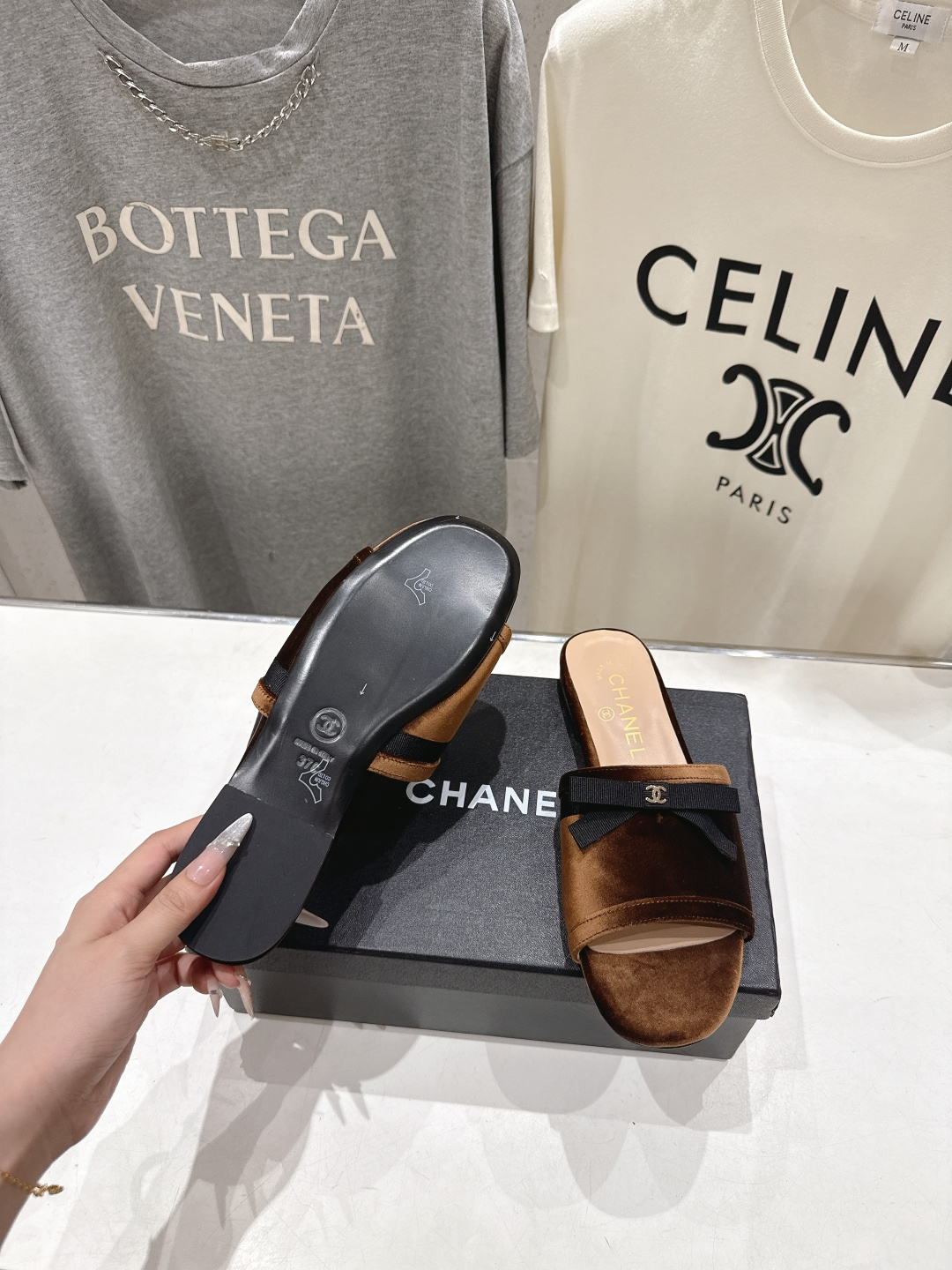 高版本出厂  CHANEL*香奈儿F016 小香2026/𝐒𝐒 𝐧𝐞𝐰夏季新品天鹅绒平底拖鞋这一季的拖鞋