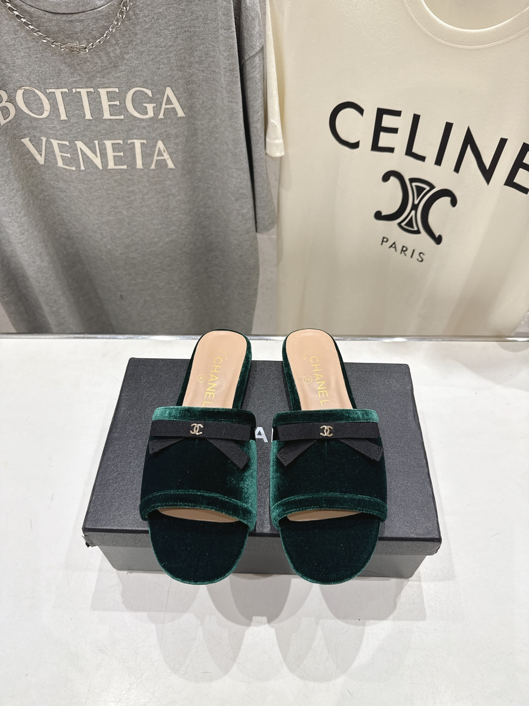 高版本出厂  CHANEL*香奈儿F016 小香2026/𝐒𝐒 𝐧𝐞𝐰夏季新品天鹅绒平底拖鞋这一季的拖鞋