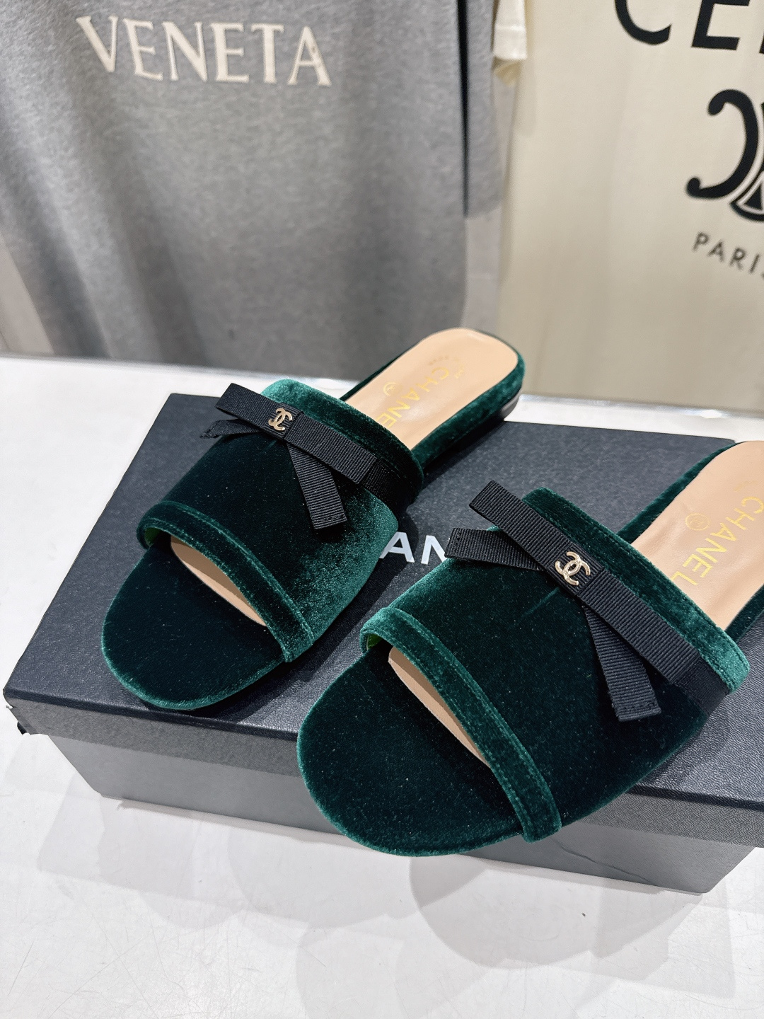 高版本出厂  CHANEL*香奈儿F016 小香2026/𝐒𝐒 𝐧𝐞𝐰夏季新品天鹅绒平底拖鞋这一季的拖鞋
