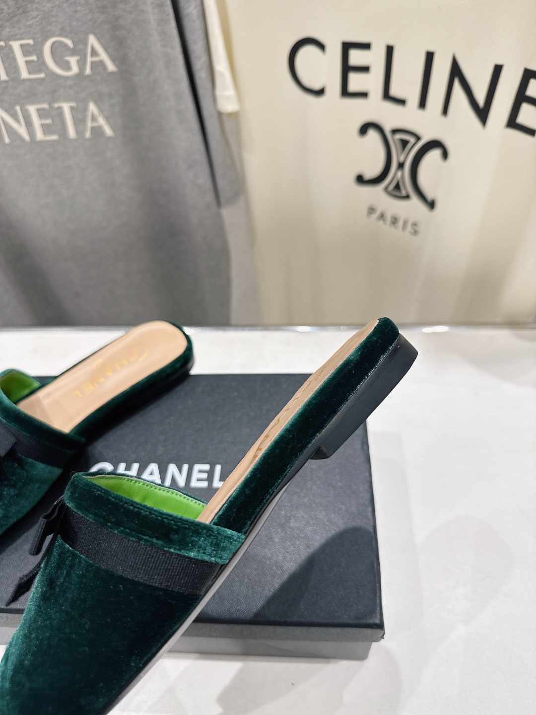高版本出厂  CHANEL*香奈儿F016 小香2026/𝐒𝐒 𝐧𝐞𝐰夏季新品天鹅绒平底拖鞋这一季的拖鞋