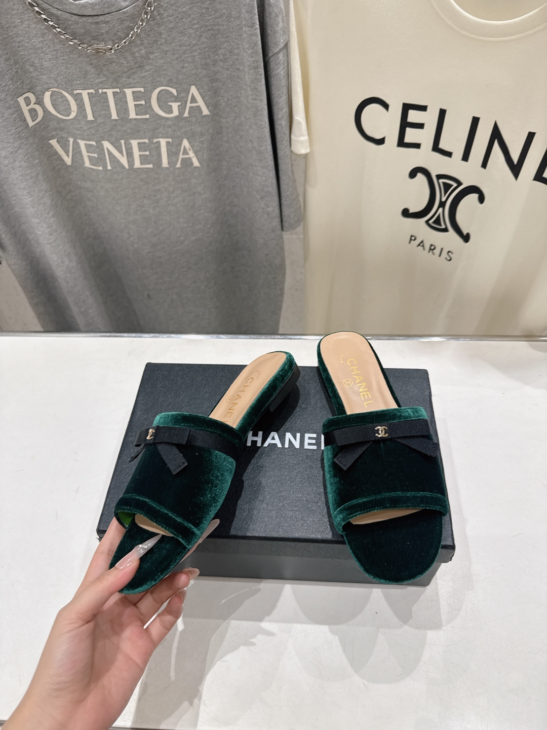 高版本出厂  CHANEL*香奈儿F016 小香2026/𝐒𝐒 𝐧𝐞𝐰夏季新品天鹅绒平底拖鞋这一季的拖鞋