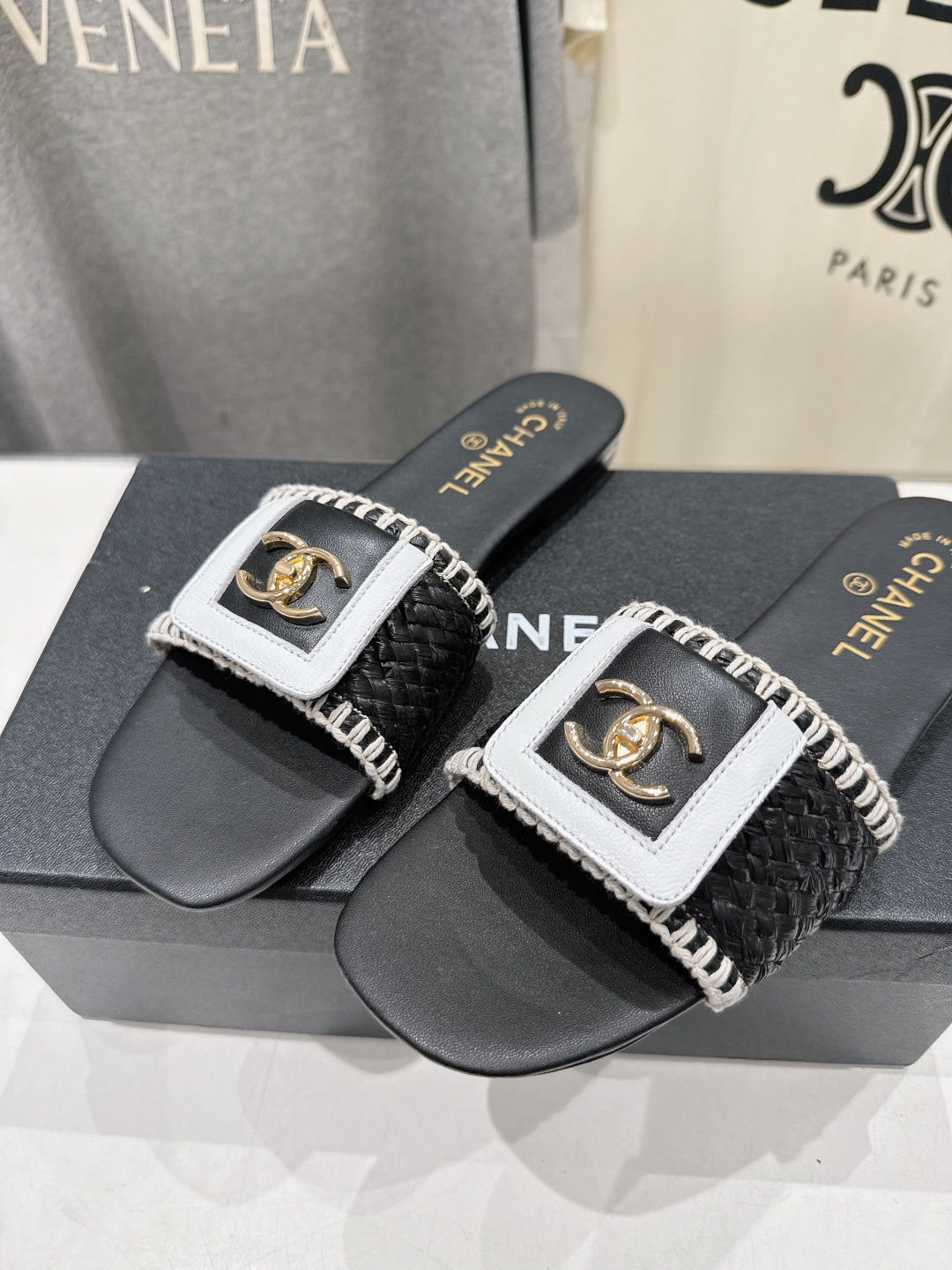 高版本出厂  CHANEL*香奈儿F016 小香2026/𝐒𝐒 𝐧𝐞𝐰夏季新品编织平底拖鞋这一季的拖鞋简