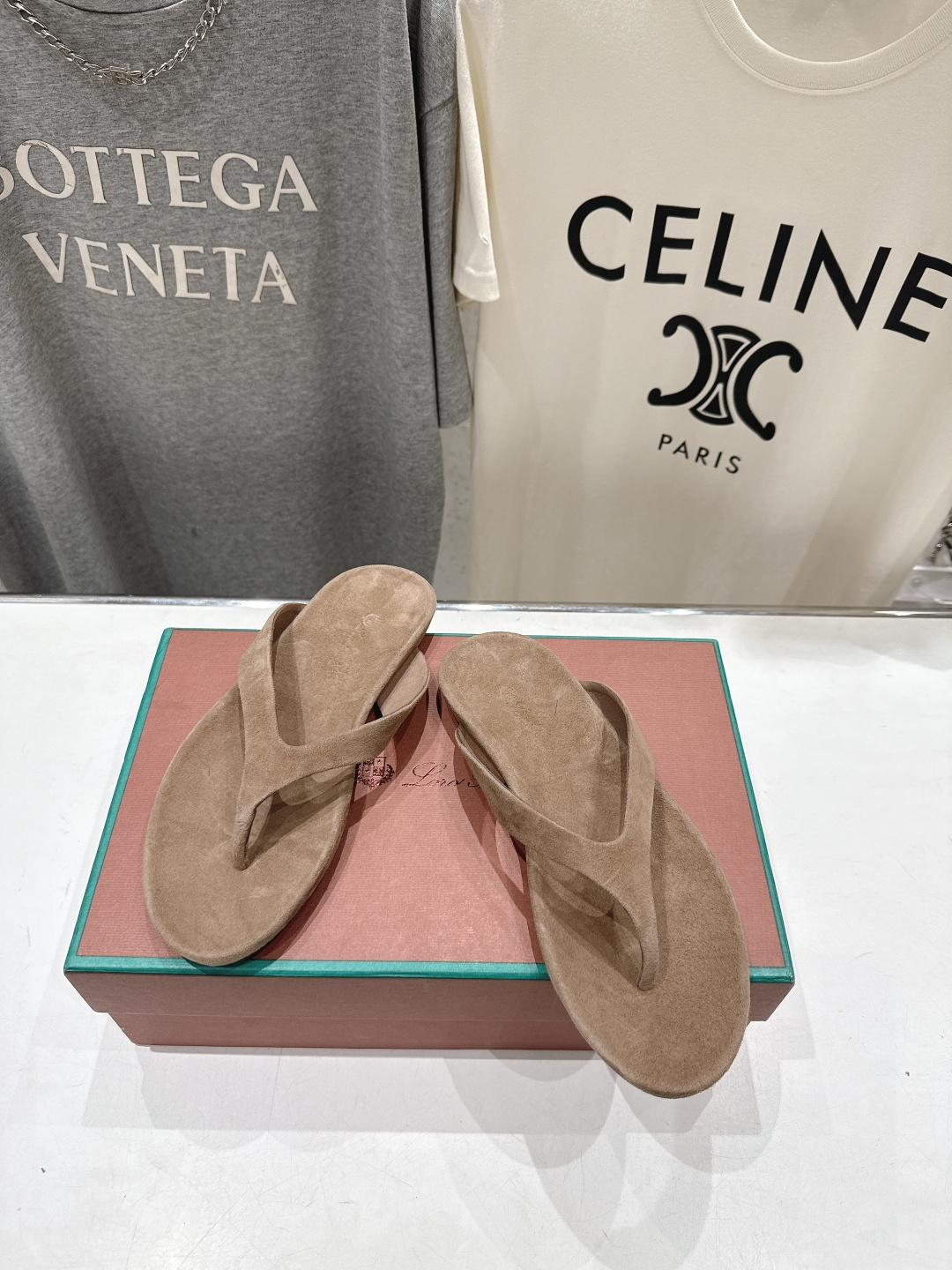 高版本出厂 Loro Piana* LP||诺悠翩雅2026ss夏季新款平底夹脚拖鞋人字拖【市场顶级品质