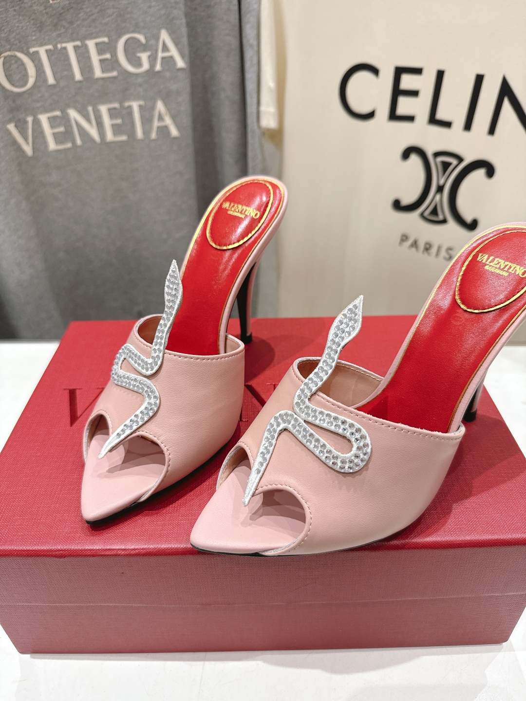 高版本出厂  ～New～顶级制作·Valentino*·华伦天奴〰️2026ss官方同步夏季走秀新款高跟