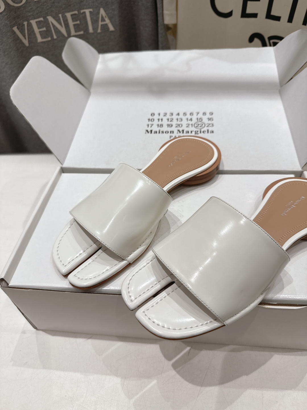 高版本出厂  Maison Marginal* MM6马吉拉26ss夏日新款平底沙滩分趾拖鞋极简的设计风