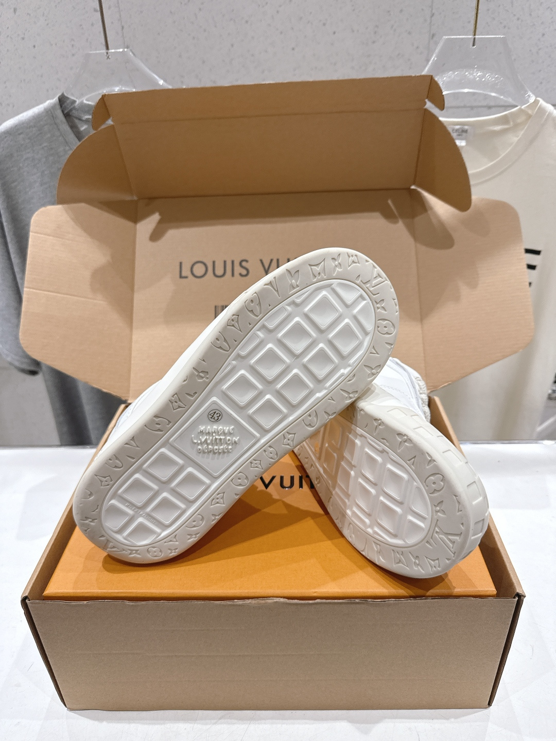 高版本出厂 情侣款  LOUIS VUITTON～LV路易威登F048 L家驴牌最新走秀款Tilted系