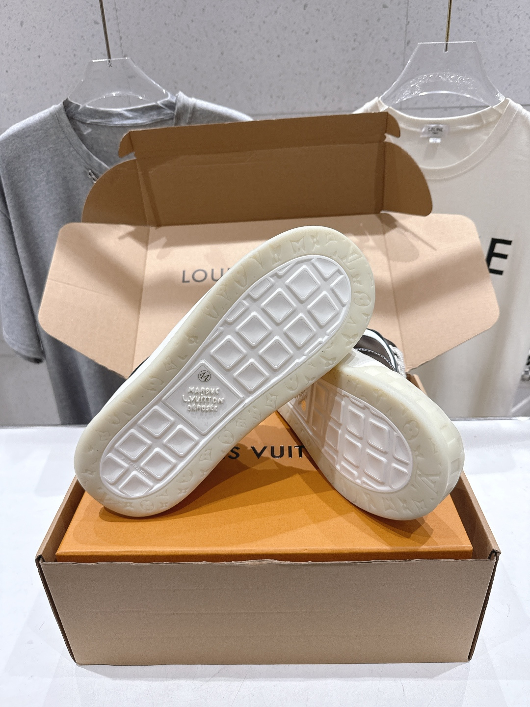 高版本出厂 情侣款  LOUIS VUITTON～LV路易威登F048 L家驴牌最新走秀款Tilted系