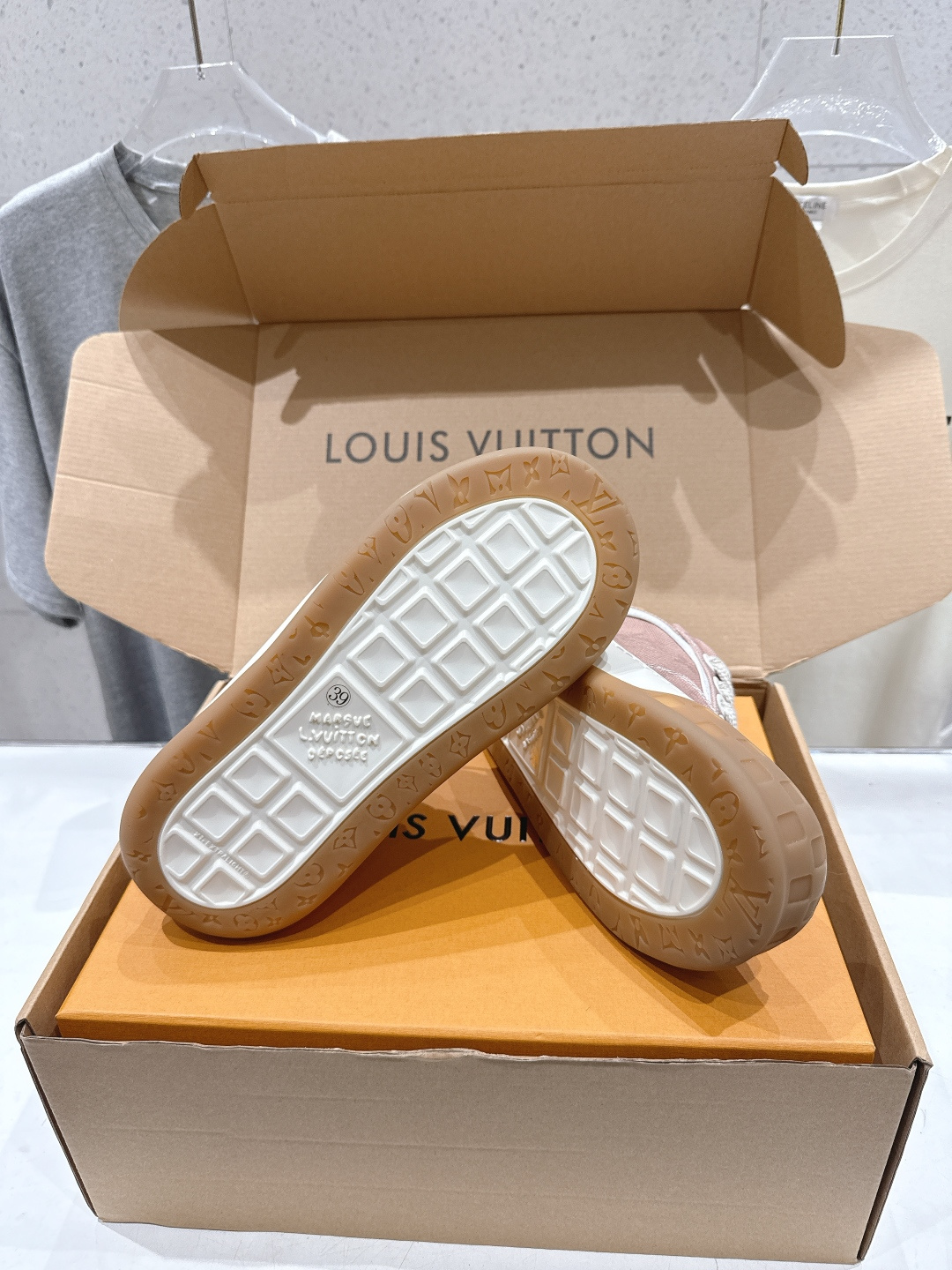 高版本出厂 情侣款  LOUIS VUITTON～LV路易威登F048 L家驴牌最新走秀款Tilted系