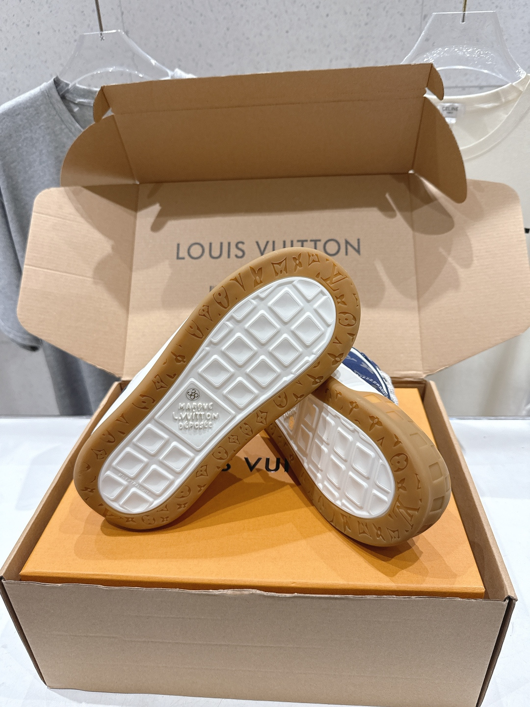 高版本出厂 情侣款  LOUIS VUITTON～LV路易威登F048 L家驴牌最新走秀款Tilted系