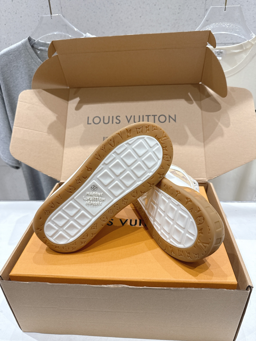 高版本出厂 情侣款  LOUIS VUITTON～LV路易威登F048 L家驴牌最新走秀款Tilted系