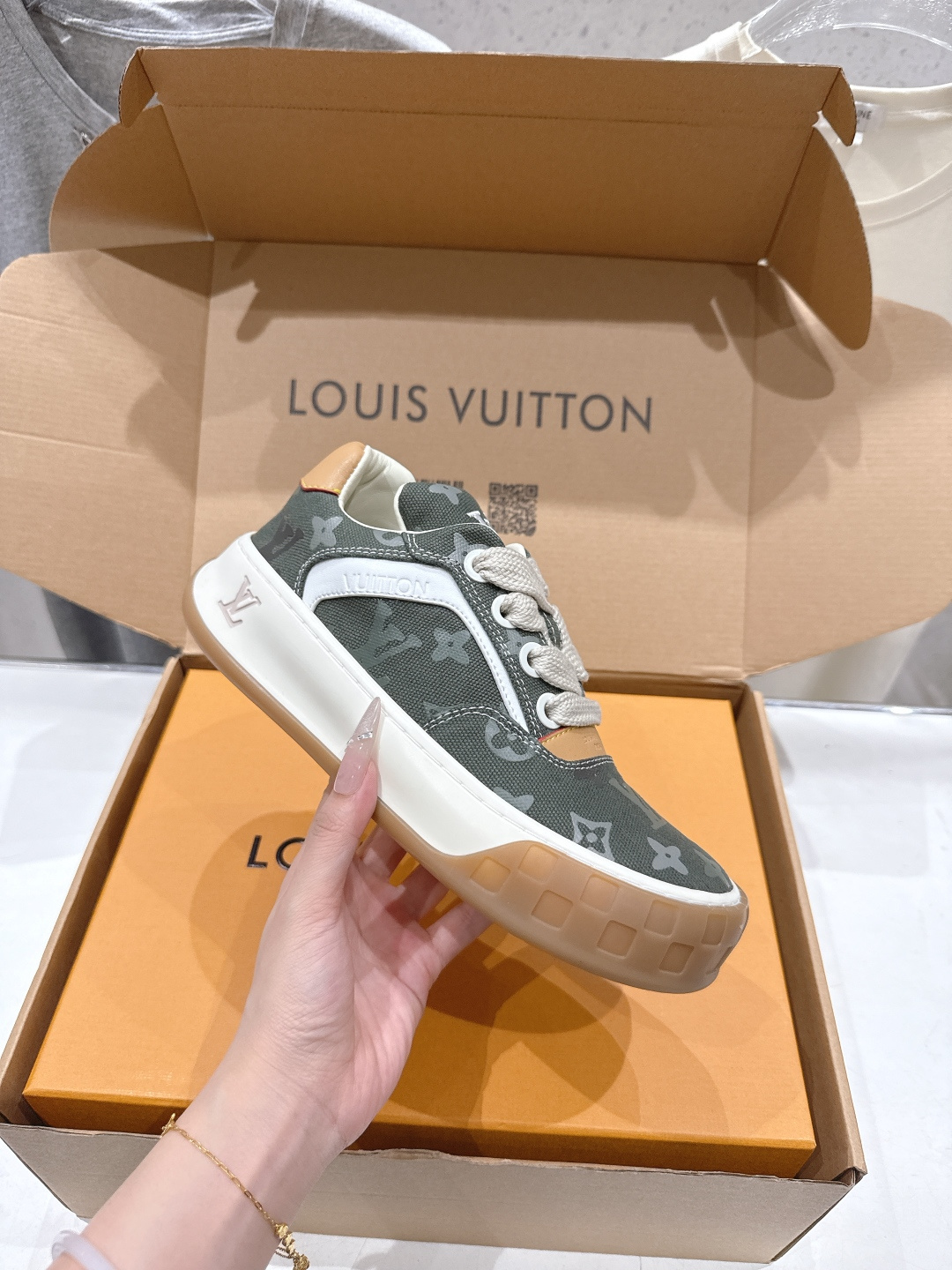 高版本出厂 情侣款  LOUIS VUITTON～LV路易威登F048 L家驴牌最新走秀款Tilted系
