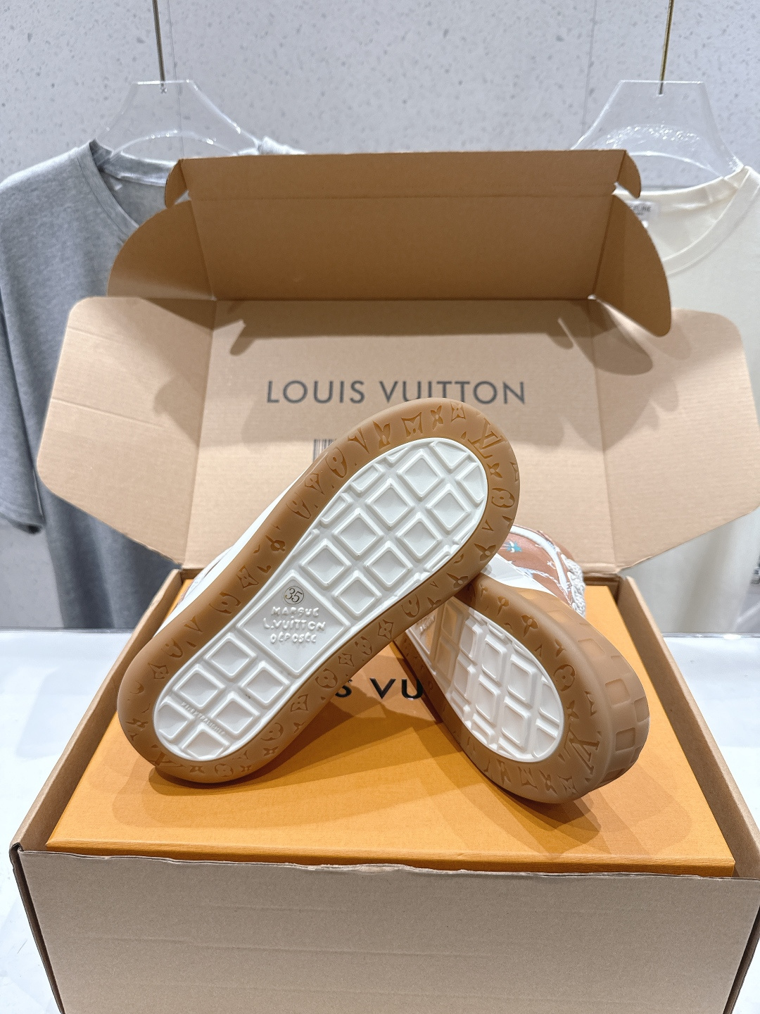高版本出厂 情侣款  LOUIS VUITTON～LV路易威登F048 L家驴牌最新走秀款Tilted系