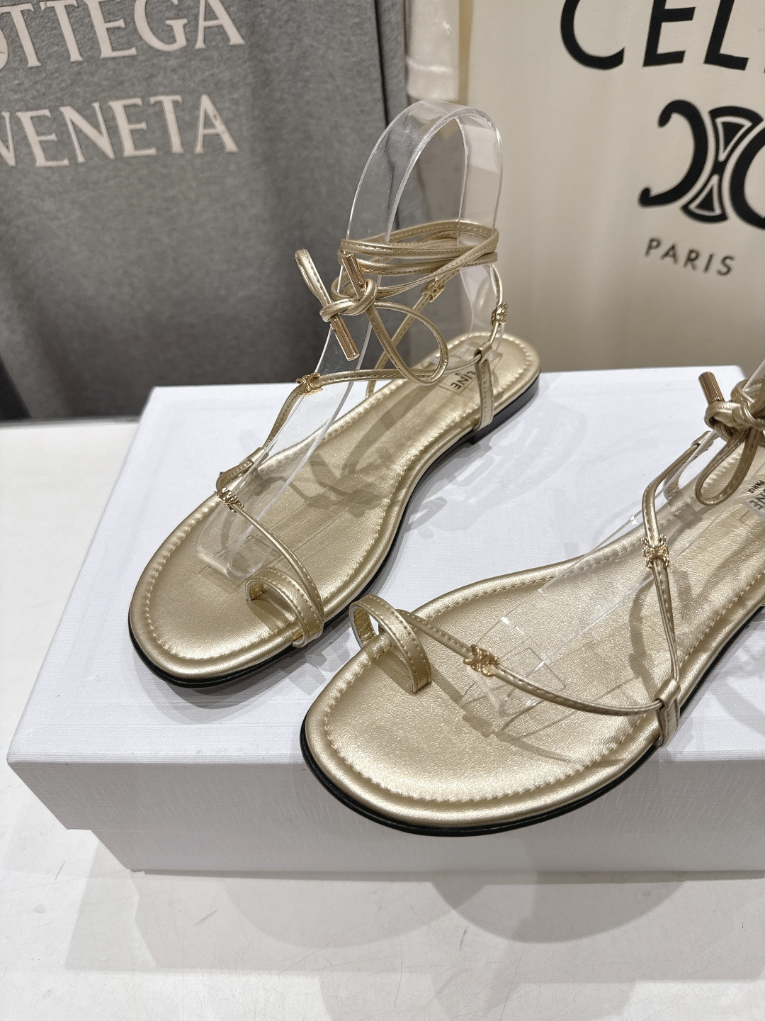 高版本出厂  Celine~赛琳F018 2026ss夏季新款平底时尚罗马风夹脚平底凉鞋New Celi
