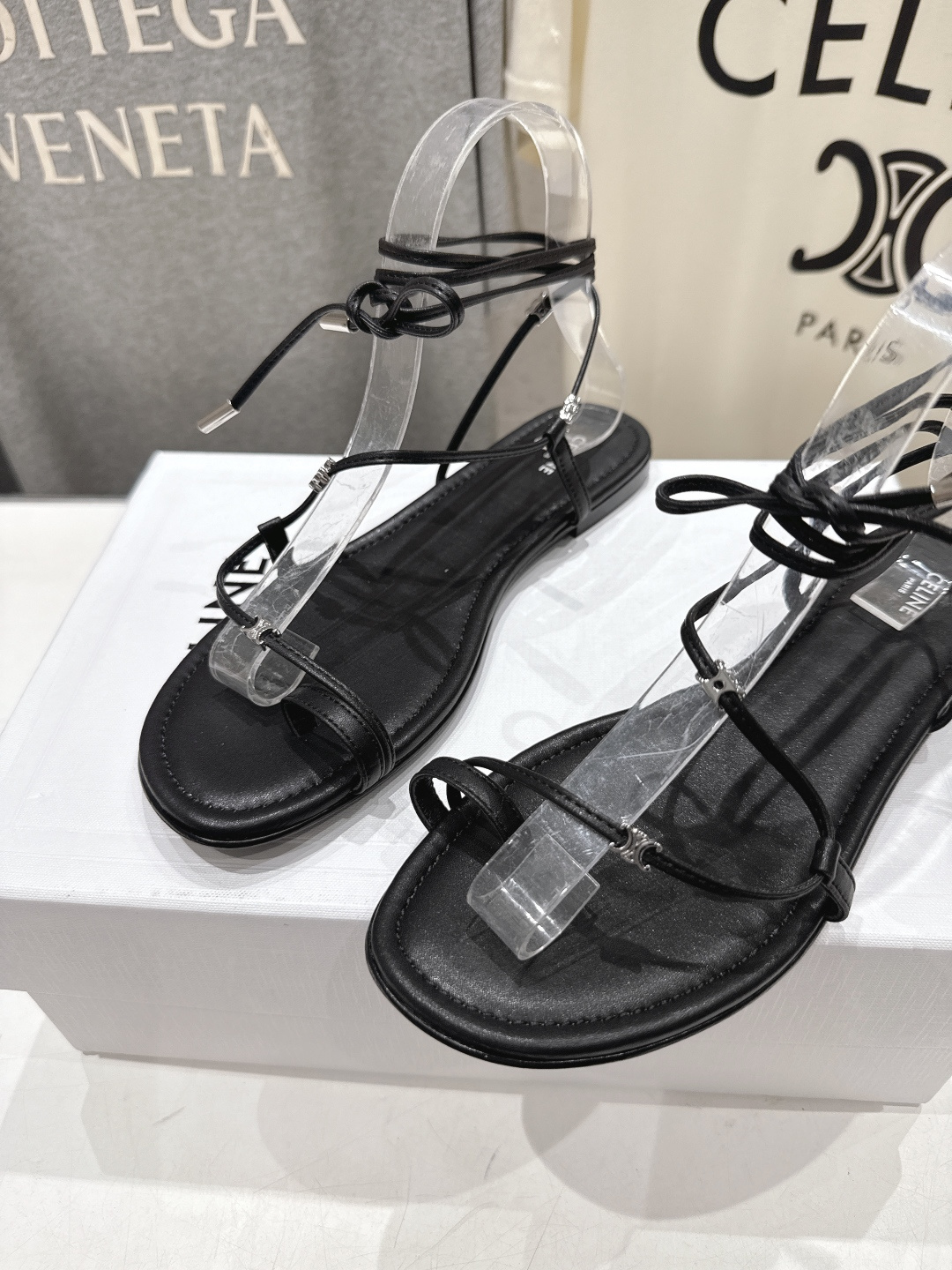 高版本出厂  Celine~赛琳F018 2026ss夏季新款平底时尚罗马风夹脚平底凉鞋New Celi