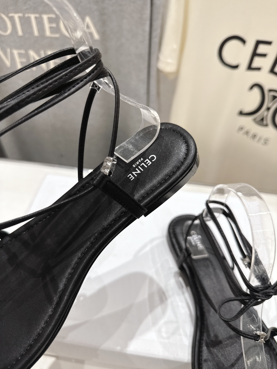 高版本出厂  Celine~赛琳F018 2026ss夏季新款平底时尚罗马风夹脚平底凉鞋New Celi