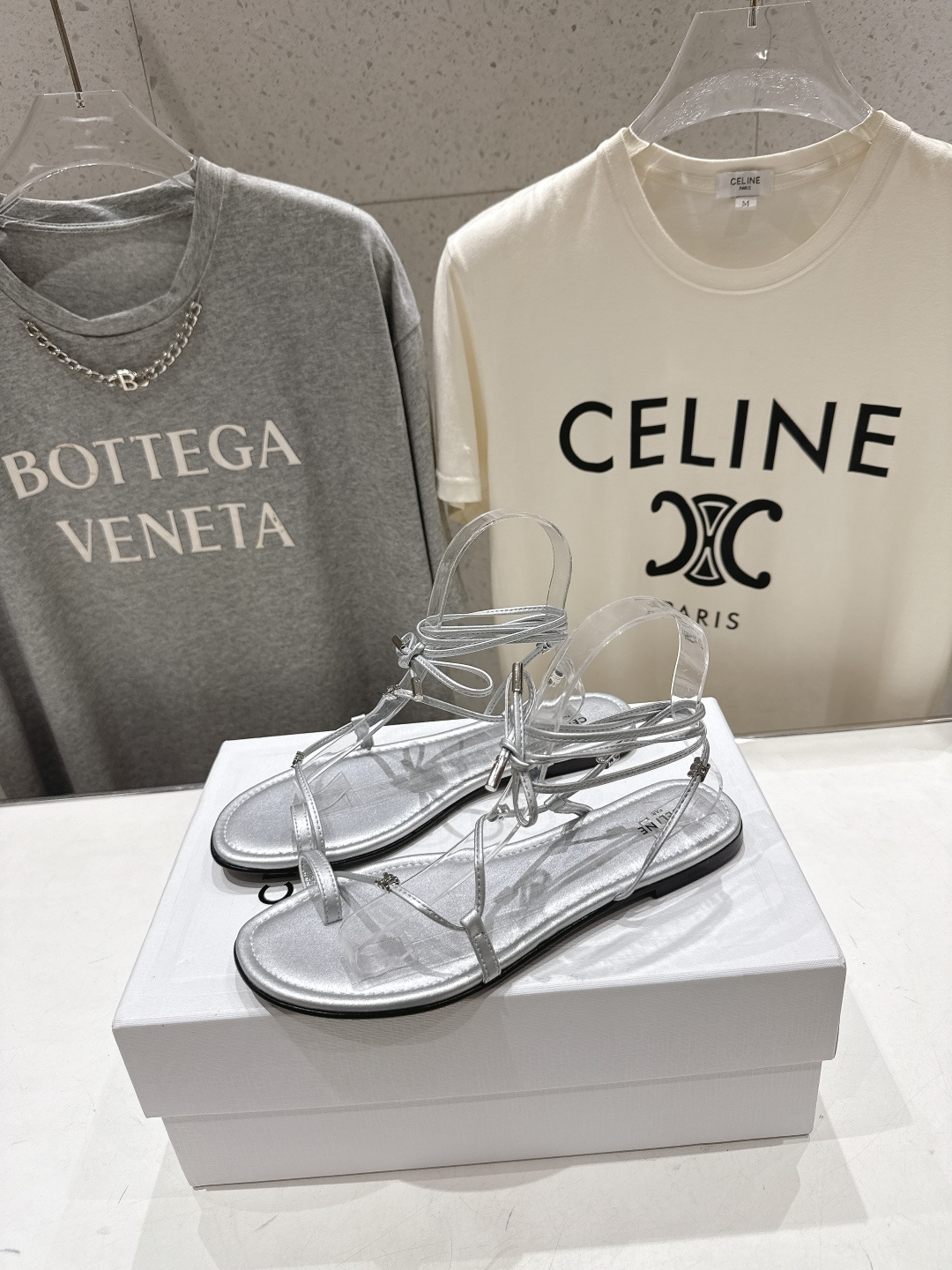 高版本出厂  Celine~赛琳F018 2026ss夏季新款平底时尚罗马风夹脚平底凉鞋New Celi