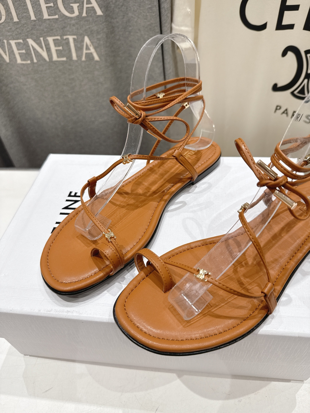 高版本出厂  Celine~赛琳F018 2026ss夏季新款平底时尚罗马风夹脚平底凉鞋New Celi
