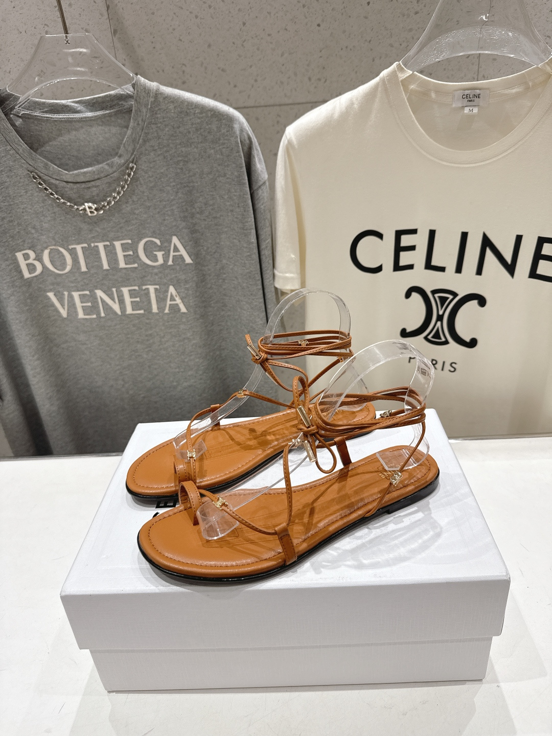 高版本出厂  Celine~赛琳F018 2026ss夏季新款平底时尚罗马风夹脚平底凉鞋New Celi