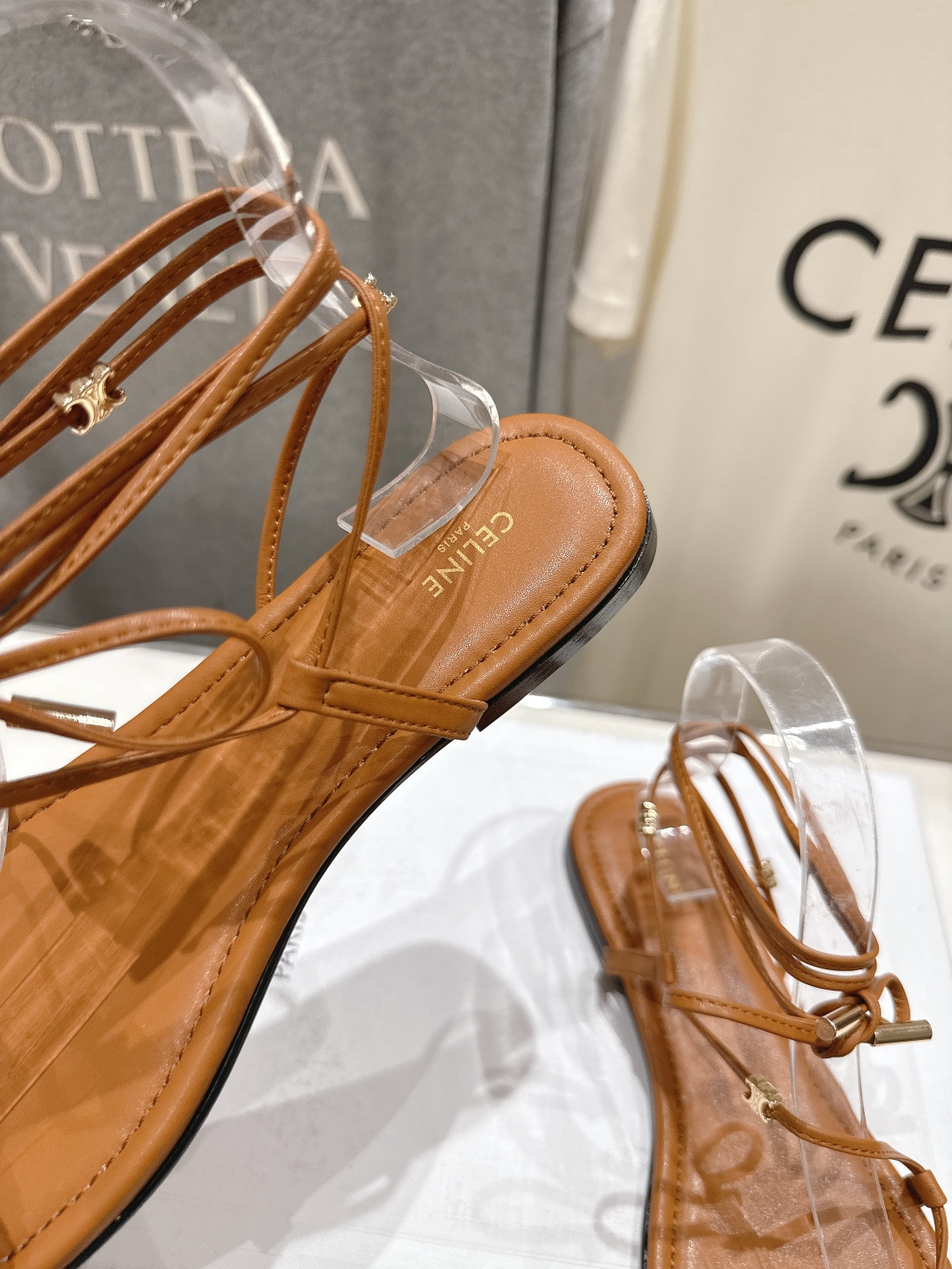 高版本出厂  Celine~赛琳F018 2026ss夏季新款平底时尚罗马风夹脚平底凉鞋New Celi