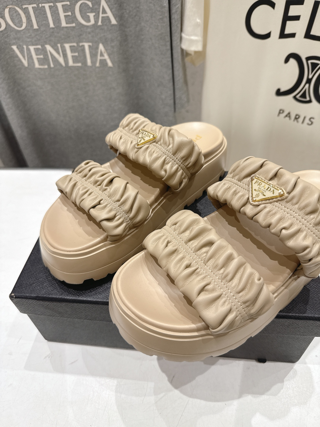 高版本出厂  Prada/普拉达F029 26ss夏季新款厚底沙滩拖鞋这个鞋型真的属于经典不会过时的设计