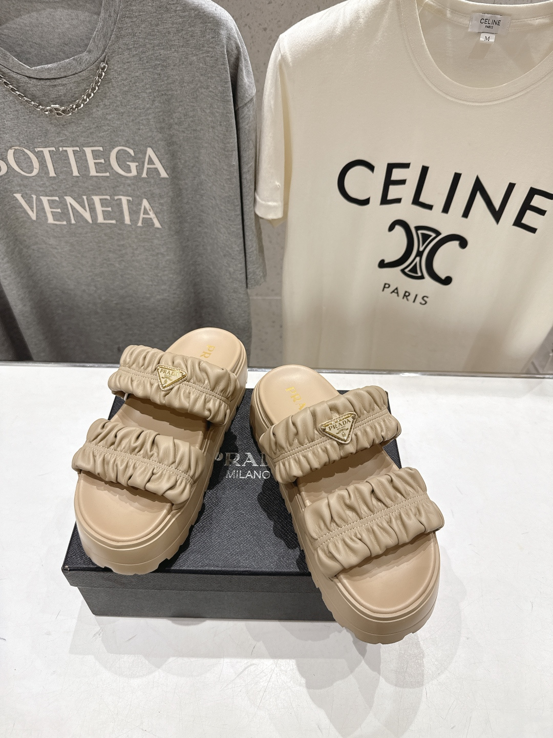 高版本出厂  Prada/普拉达F029 26ss夏季新款厚底沙滩拖鞋这个鞋型真的属于经典不会过时的设计