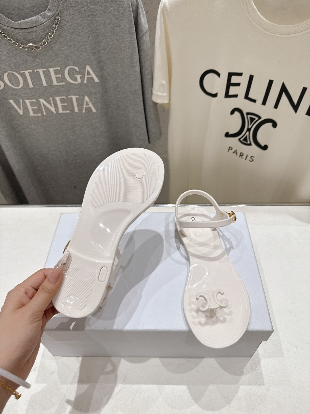 高版本出厂  Celine~赛琳F015 2026ss夏季新款时尚果冻凯旋门夹脚平底凉鞋New Celi