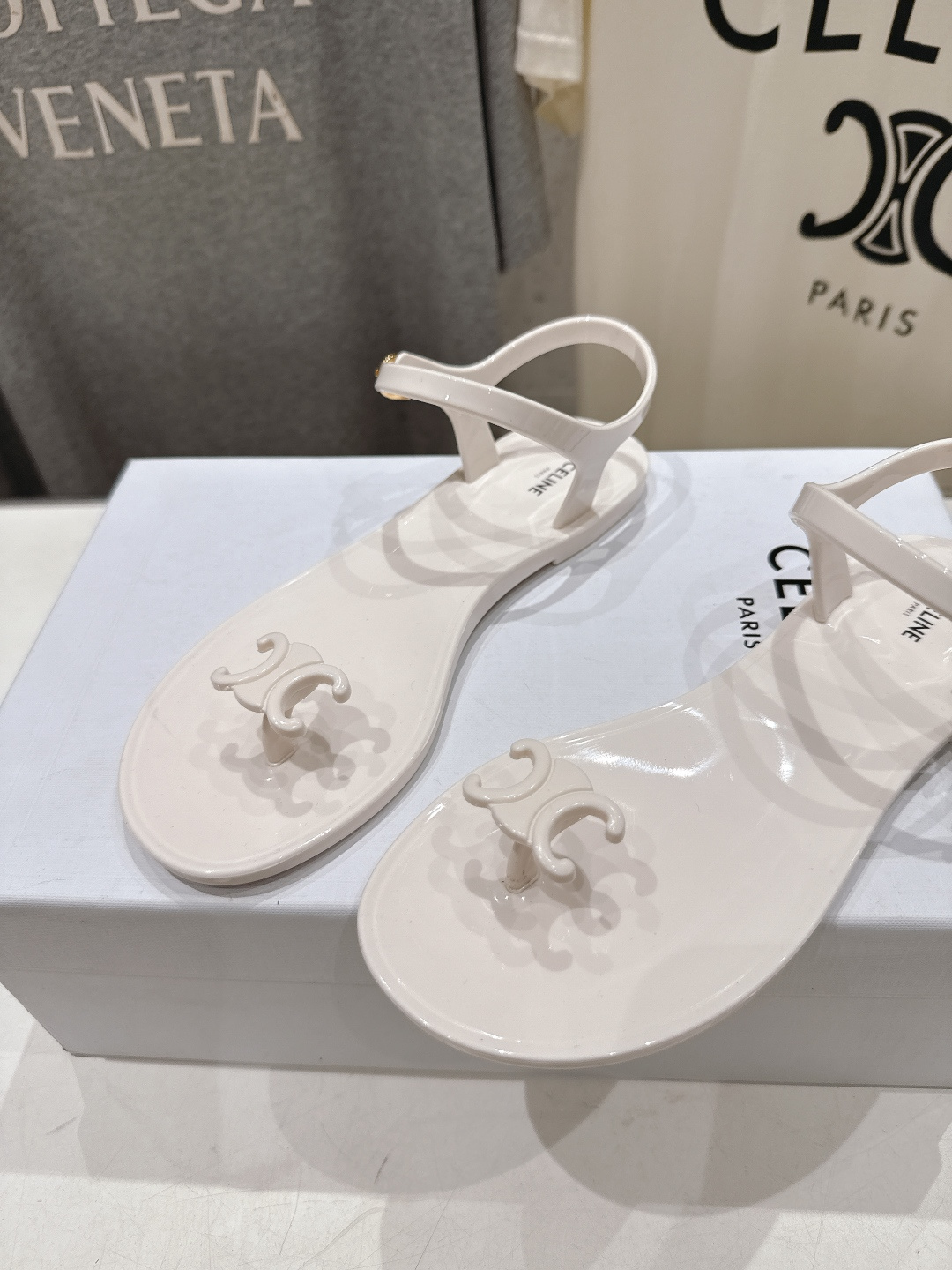 高版本出厂  Celine~赛琳F015 2026ss夏季新款时尚果冻凯旋门夹脚平底凉鞋New Celi