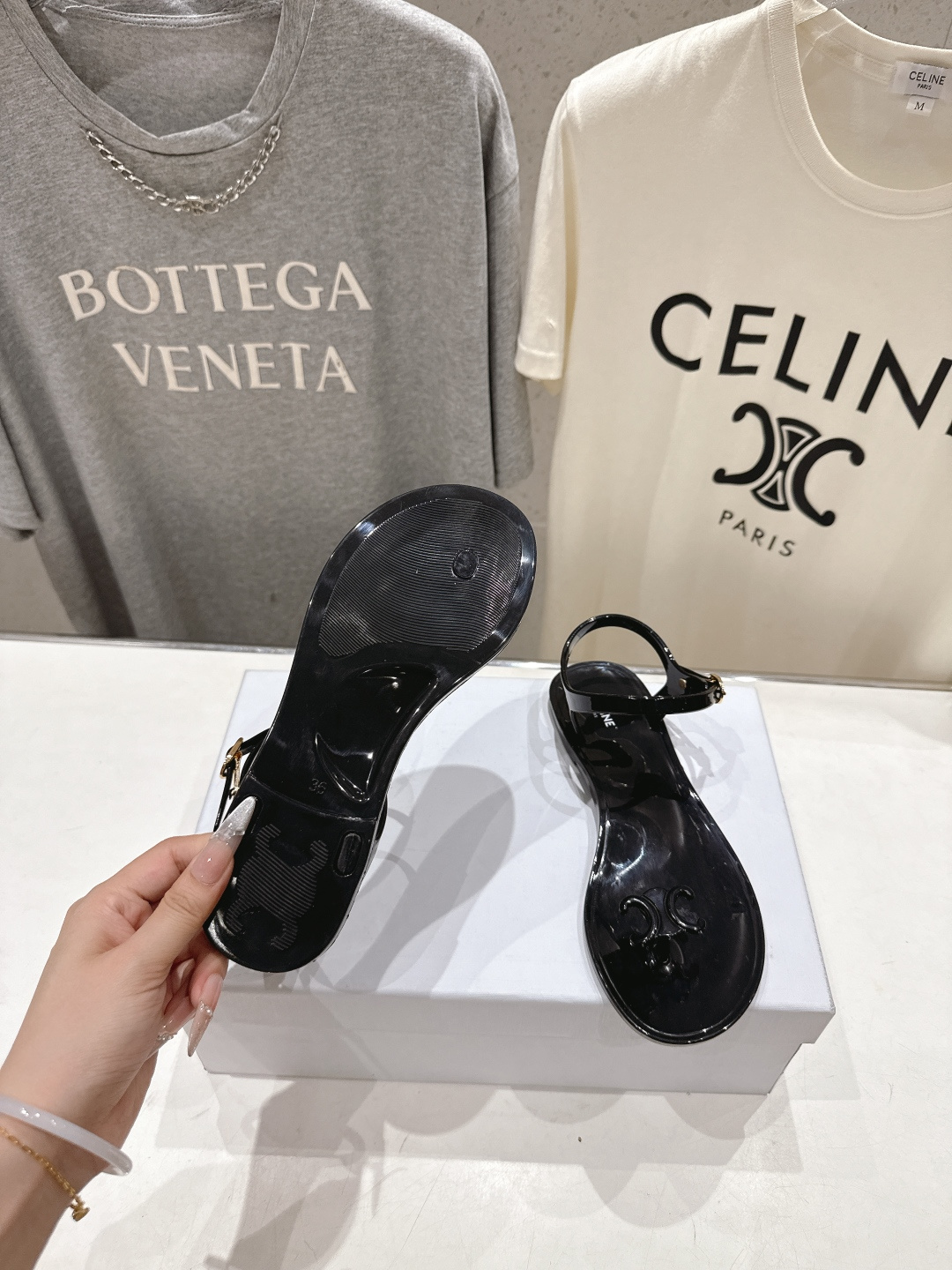 高版本出厂  Celine~赛琳F015 2026ss夏季新款时尚果冻凯旋门夹脚平底凉鞋New Celi