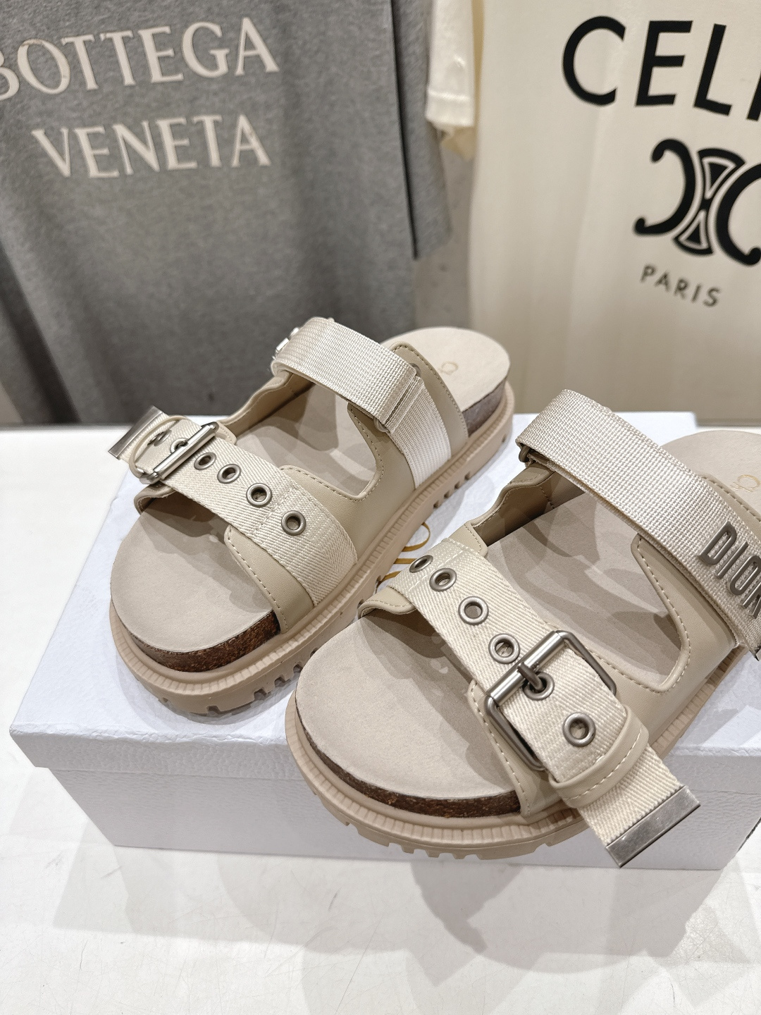高版本出厂 【高品质】Dior*迪奥F019 D家2026ss春夏新款魔术贴沙滩拖鞋凉鞋～经典版型 搭配