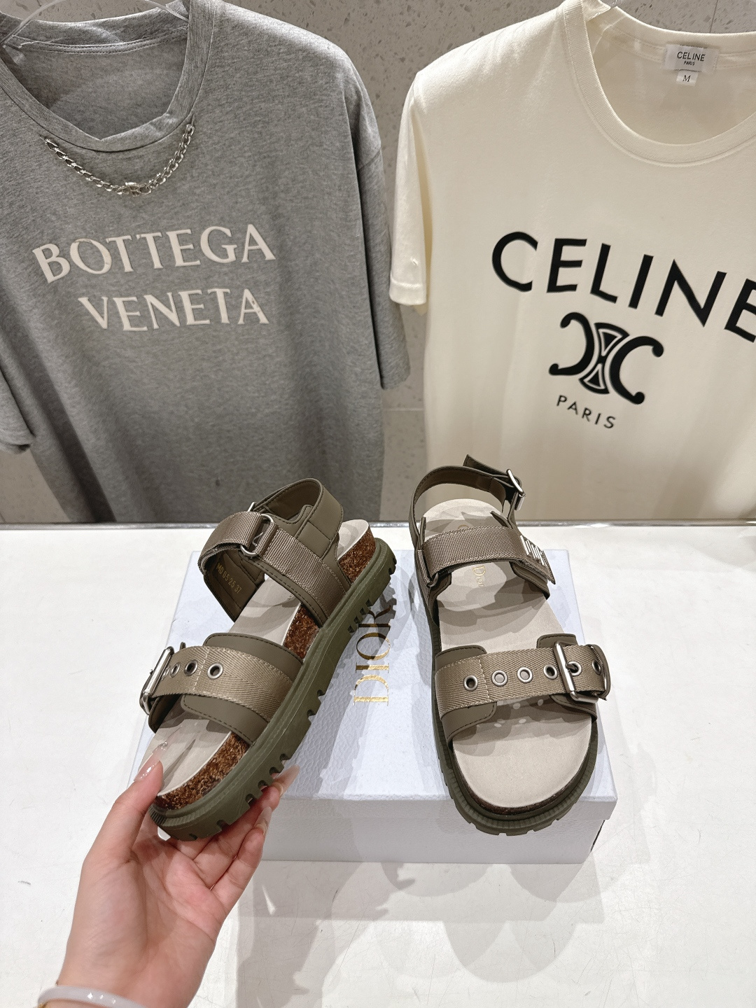 高版本出厂 【高品质】Dior*迪奥F019 D家2026ss春夏新款魔术贴沙滩拖鞋凉鞋～经典版型 搭配