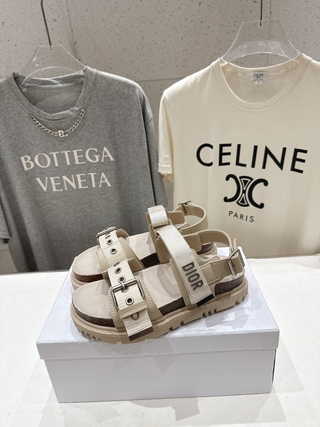高版本出厂 【高品质】Dior*迪奥F019 D家2026ss春夏新款魔术贴沙滩拖鞋凉鞋～经典版型 搭配