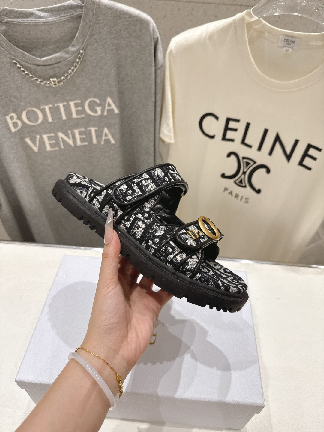 高版本出厂 【高品质】Dior*迪奥F019 D家2026ss春夏新款魔术贴平底沙滩拖鞋～经典版型 搭配