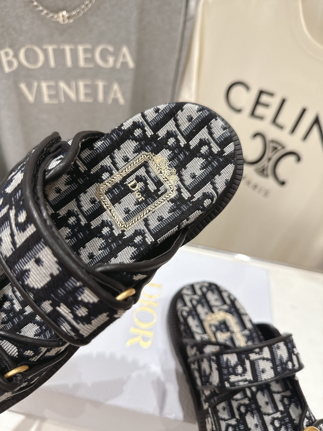高版本出厂 【高品质】Dior*迪奥F019 D家2026ss春夏新款魔术贴平底沙滩拖鞋～经典版型 搭配