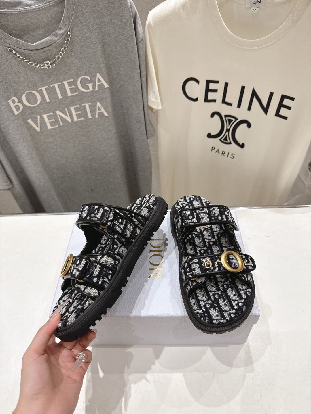 高版本出厂 【高品质】Dior*迪奥F019 D家2026ss春夏新款魔术贴平底沙滩拖鞋～经典版型 搭配