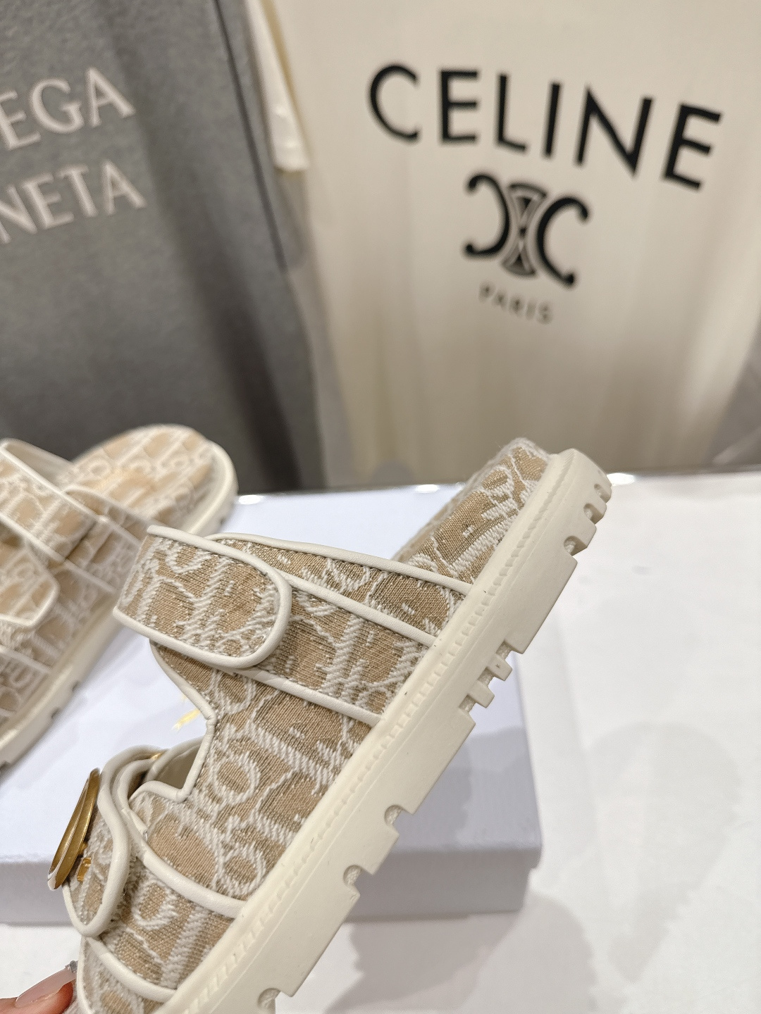 高版本出厂 【高品质】Dior*迪奥F019 D家2026ss春夏新款魔术贴平底沙滩拖鞋～经典版型 搭配