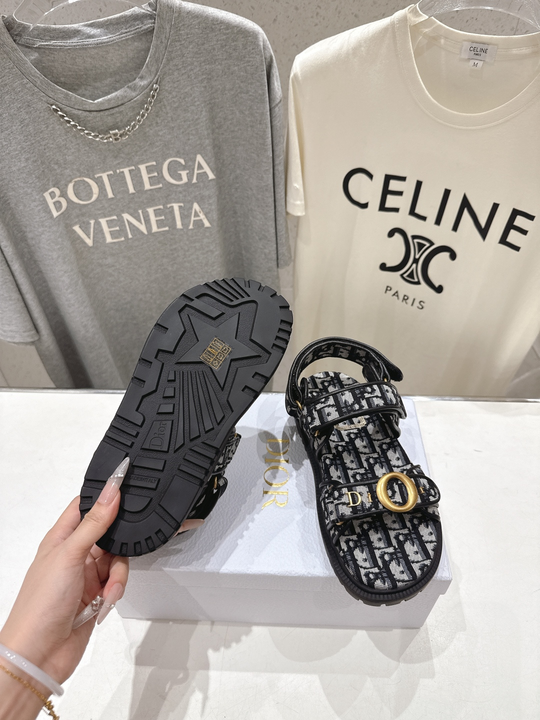 高版本出厂 【高品质】Dior*迪奥F019 D家2026ss春夏新款魔术贴平底沙滩凉鞋～经典版型 搭配