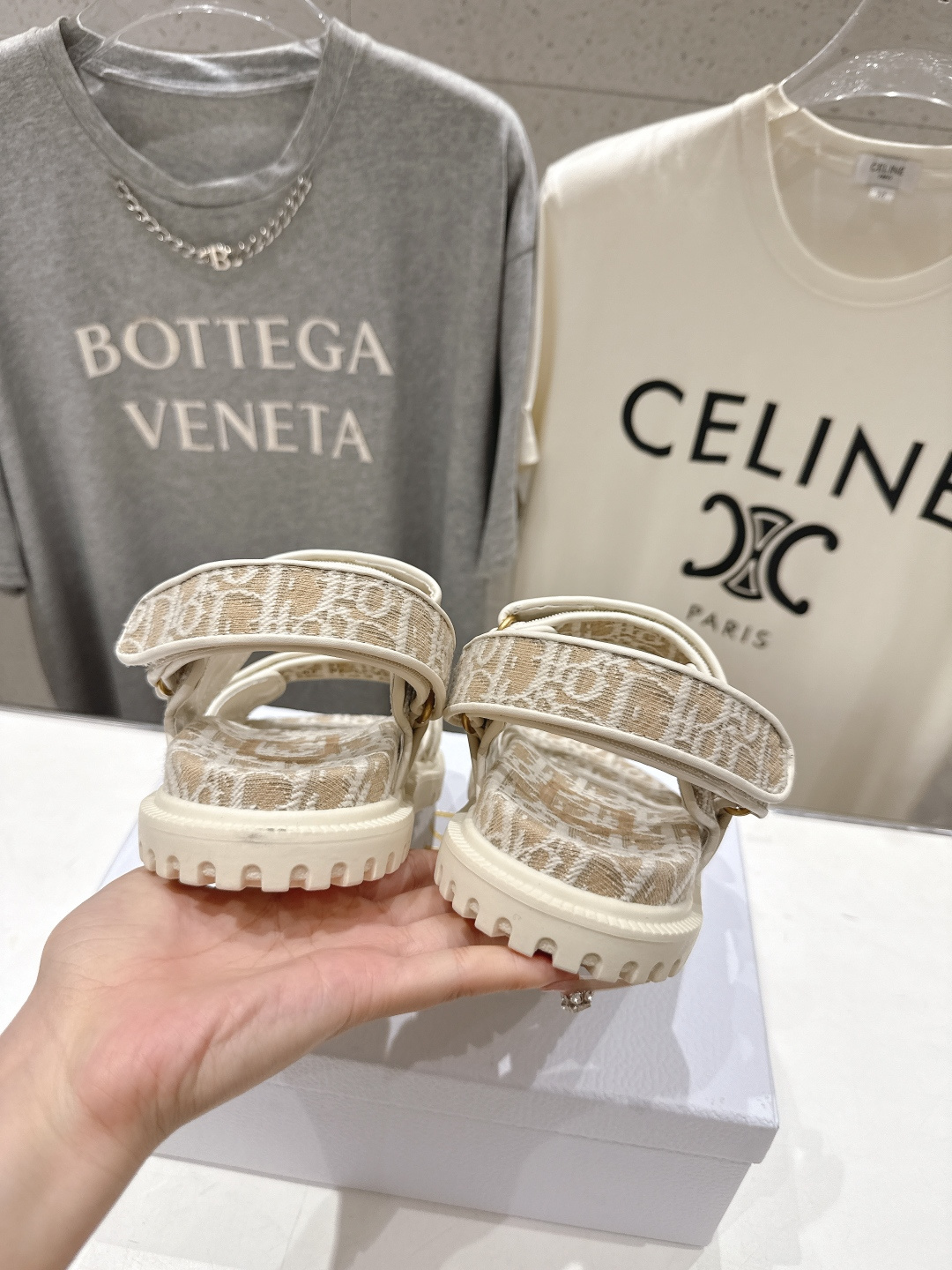高版本出厂 【高品质】Dior*迪奥F019 D家2026ss春夏新款魔术贴平底沙滩凉鞋～经典版型 搭配