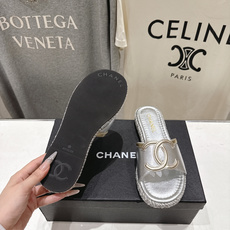 高版本出厂 chanel*香奈儿F027 小香2026ss夏季最新平底拖鞋🆕时尚百搭系列~深受各界美女 高版本出厂 chanel*香奈儿F027 小香2026ss夏季最新平底拖鞋🆕时尚百搭系列~深受各界美女