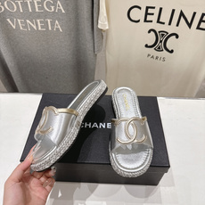 高版本出厂 chanel*香奈儿F027 小香2026ss夏季最新平底拖鞋🆕时尚百搭系列~深受各界美女 高版本出厂 chanel*香奈儿F027 小香2026ss夏季最新平底拖鞋🆕时尚百搭系列~深受各界美女