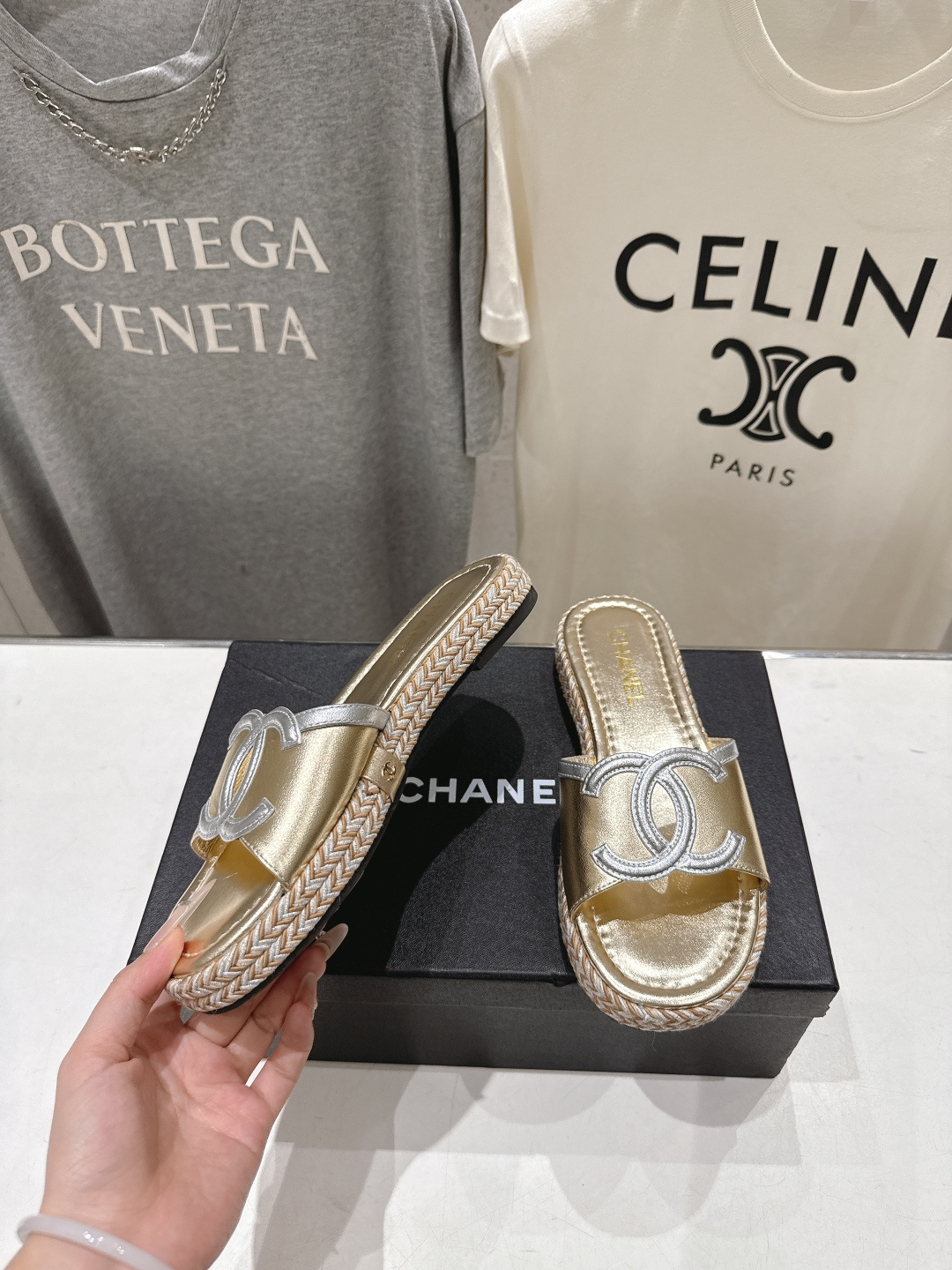 高版本出厂 chanel*香奈儿F027 小香2026ss夏季最新平底拖鞋🆕时尚百搭系列~深受各界美女 高版本出厂 chanel*香奈儿F027 小香2026ss夏季最新平底拖鞋🆕时尚百搭系列~深受各界美女