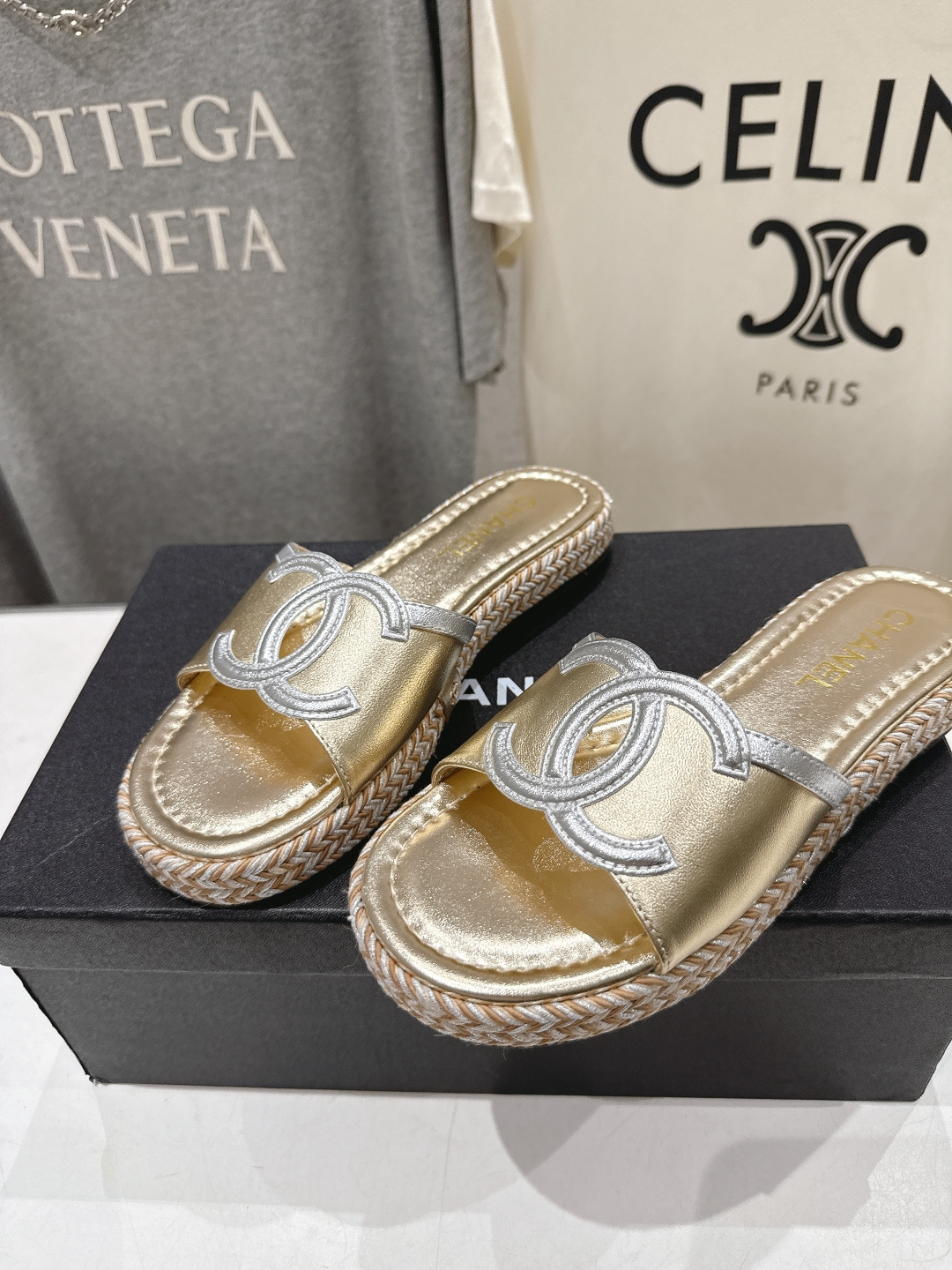 高版本出厂 chanel*香奈儿F027 小香2026ss夏季最新平底拖鞋🆕时尚百搭系列~深受各界美女 高版本出厂 chanel*香奈儿F027 小香2026ss夏季最新平底拖鞋🆕时尚百搭系列~深受各界美女