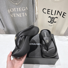 高版本出厂 Chanel*香奈儿F036 小香2026ss爆款人字拖厚底坡跟拖鞋真的是很耐看越看越喜欢 高版本出厂 Chanel*香奈儿F036 小香2026ss爆款人字拖厚底坡跟拖鞋真的是很耐看越看越喜欢