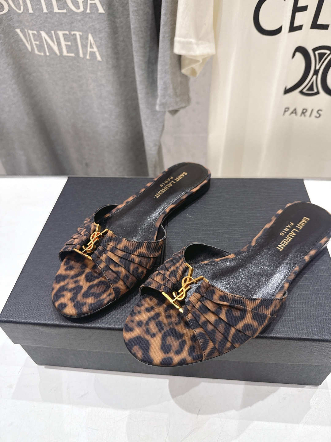 高版本出厂 「SAINT LAURENT*」F017 圣罗兰26ss夏季新款ysl 圣罗兰平底拖鞋~ 高版本出厂 「SAINT LAURENT*」F017 圣罗兰26ss夏季新款ysl 圣罗兰平底拖鞋~