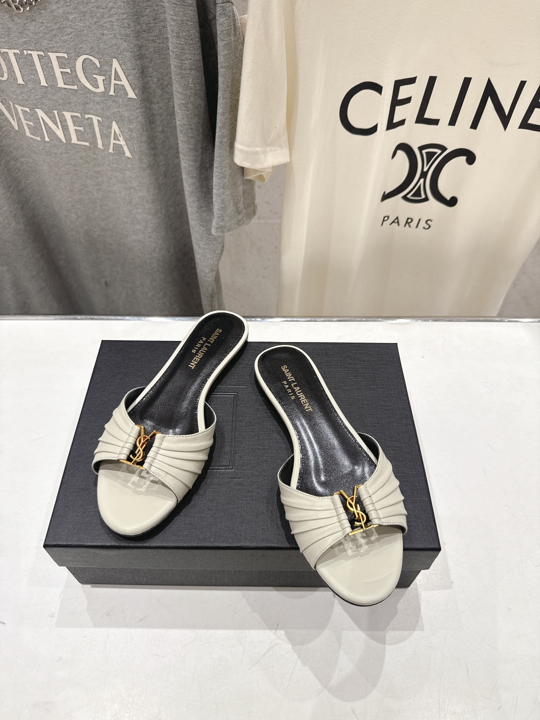高版本出厂 「SAINT LAURENT*」F017 圣罗兰26ss夏季新款ysl 圣罗兰平底拖鞋~ 高版本出厂 「SAINT LAURENT*」F017 圣罗兰26ss夏季新款ysl 圣罗兰平底拖鞋~