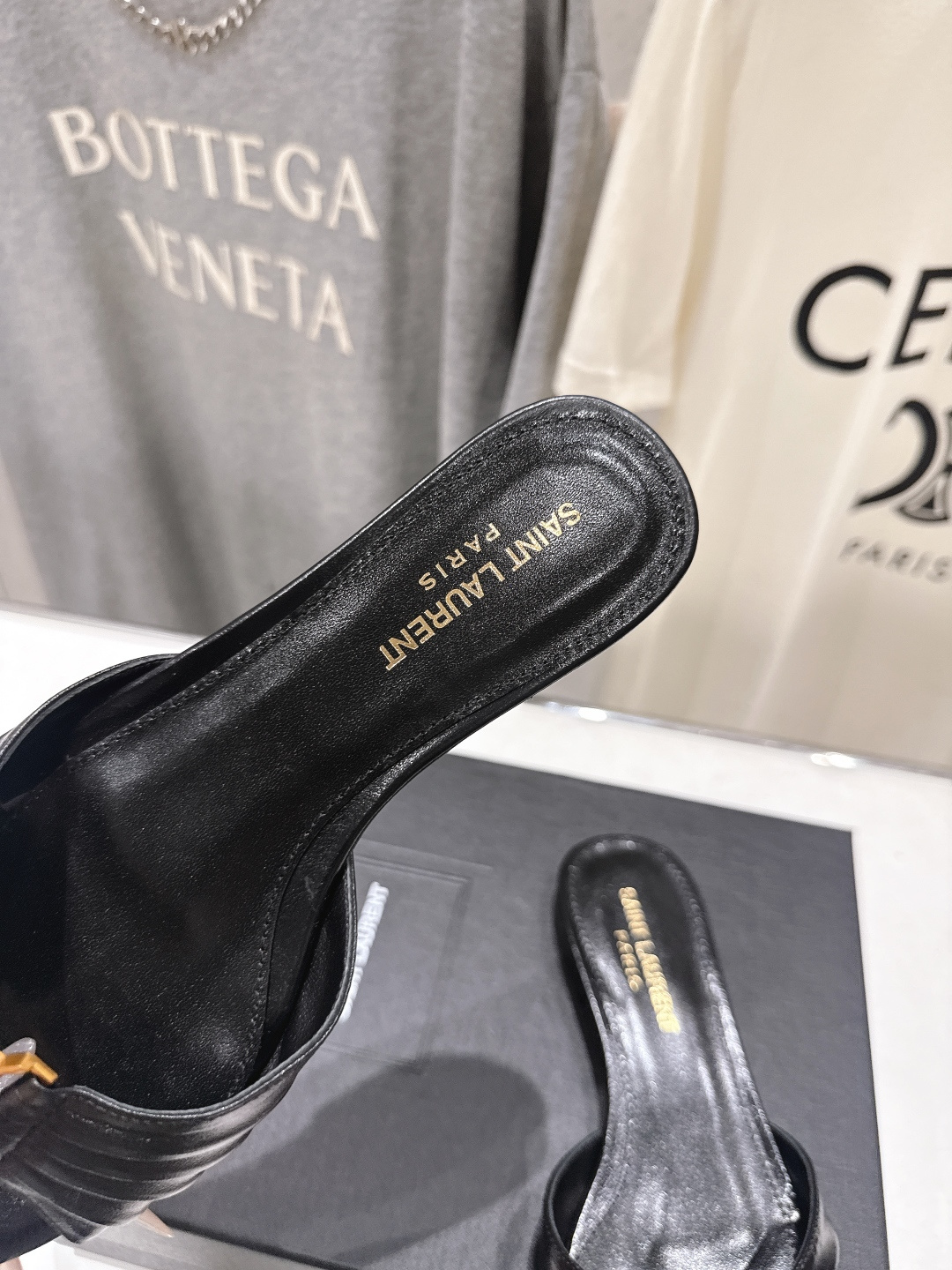 高版本出厂 「SAINT LAURENT*」F017 圣罗兰26ss夏季新款ysl 圣罗兰平底拖鞋~ 高版本出厂 「SAINT LAURENT*」F017 圣罗兰26ss夏季新款ysl 圣罗兰平底拖鞋~