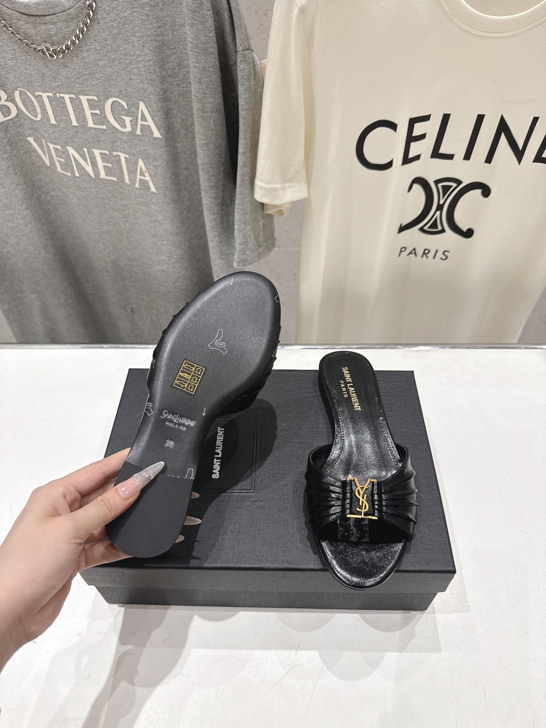高版本出厂 「SAINT LAURENT*」F017 圣罗兰26ss夏季新款ysl 圣罗兰平底拖鞋~ 高版本出厂 「SAINT LAURENT*」F017 圣罗兰26ss夏季新款ysl 圣罗兰平底拖鞋~