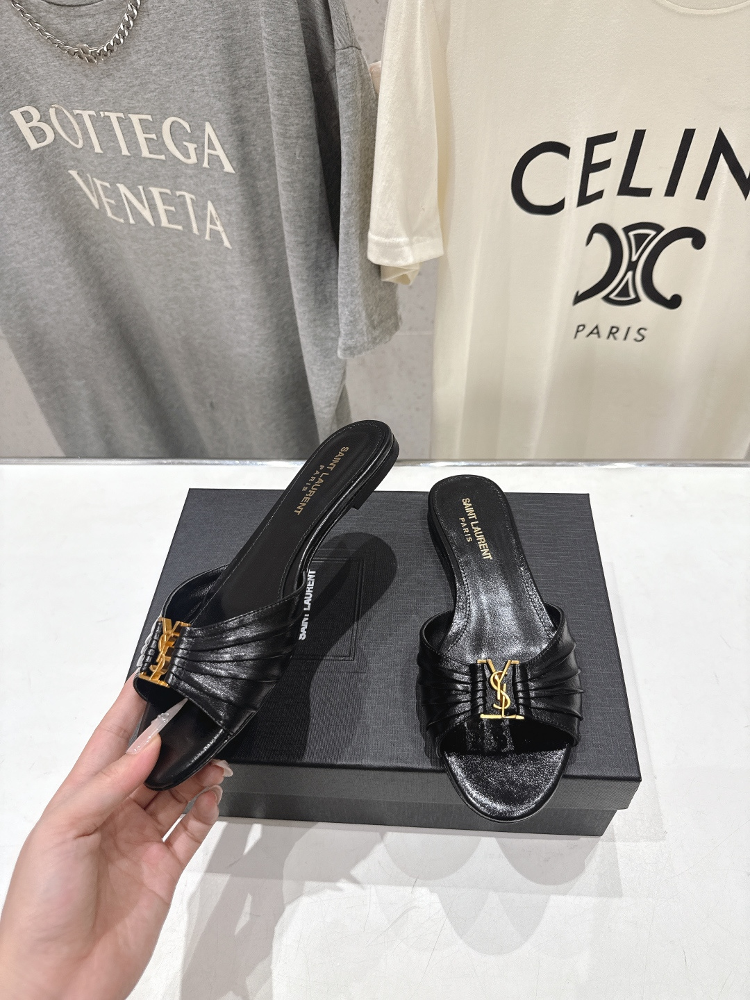 高版本出厂 「SAINT LAURENT*」F017 圣罗兰26ss夏季新款ysl 圣罗兰平底拖鞋~ 高版本出厂 「SAINT LAURENT*」F017 圣罗兰26ss夏季新款ysl 圣罗兰平底拖鞋~
