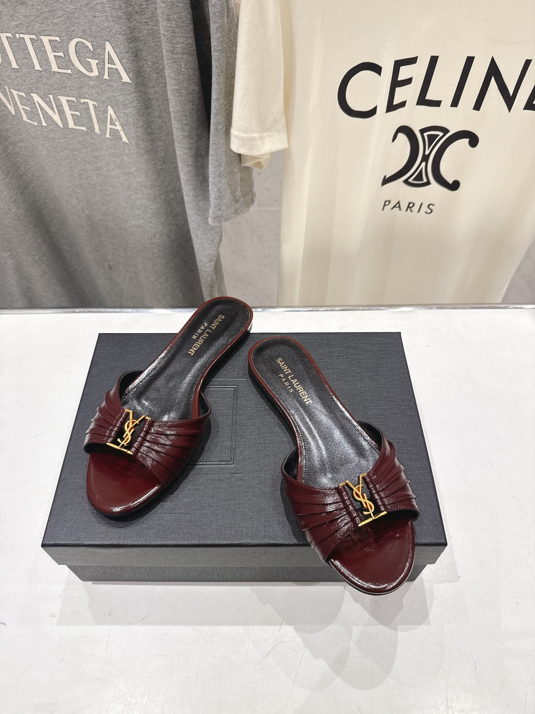 高版本出厂 「SAINT LAURENT*」F017 圣罗兰26ss夏季新款ysl 圣罗兰平底拖鞋~ 高版本出厂 「SAINT LAURENT*」F017 圣罗兰26ss夏季新款ysl 圣罗兰平底拖鞋~