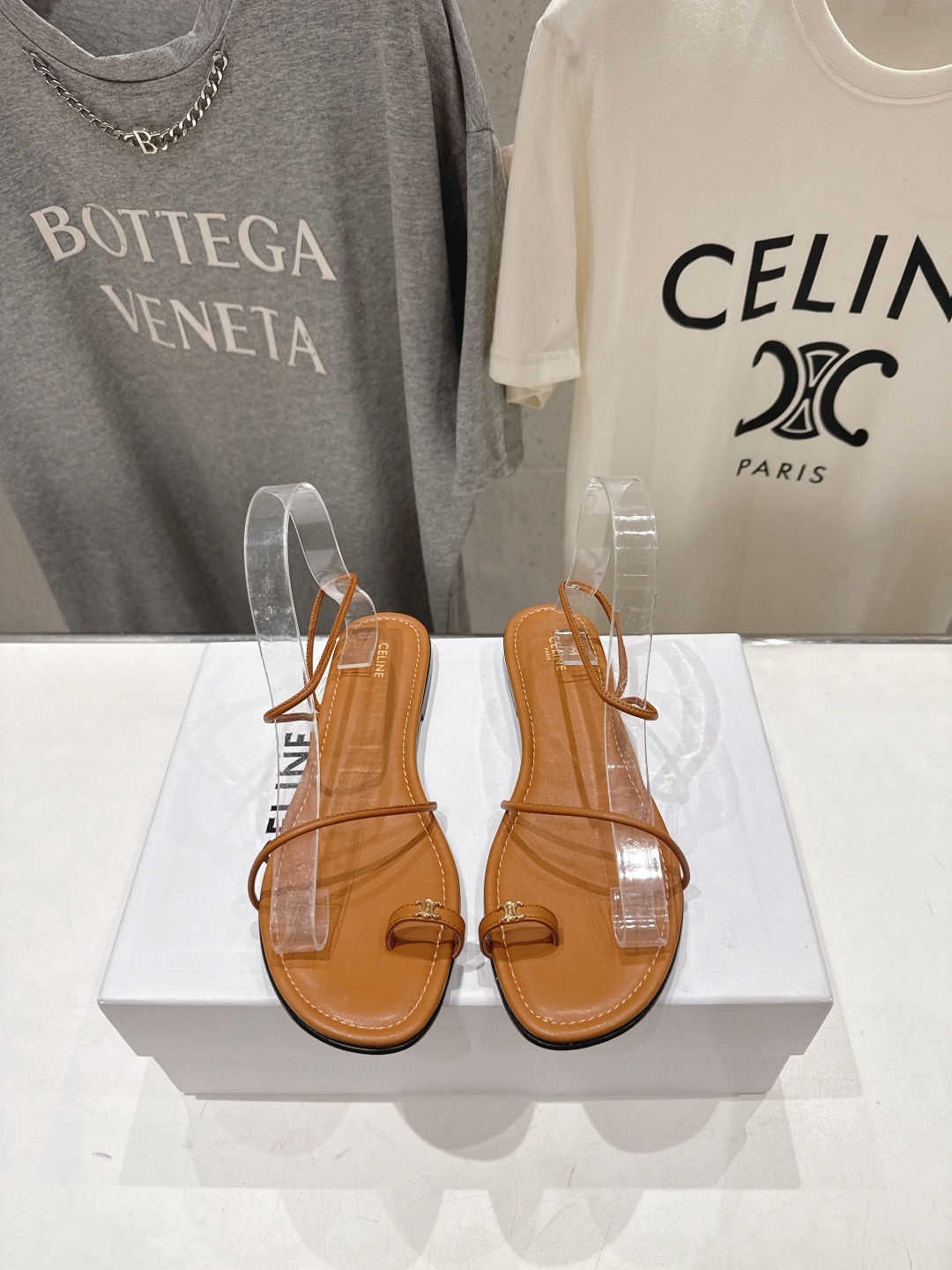 高版本出厂  Celine~赛琳F018 2026ss夏季新款平底时尚罗马风夹脚平底凉鞋New Celi